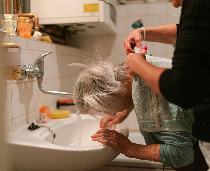 Aide &agrave; la toilette pour une personne &acirc;g&eacute;e d&eacute;pendante en Ile de France